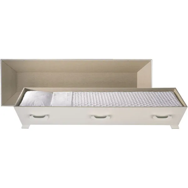 Hvitmalt sponkiste innredning