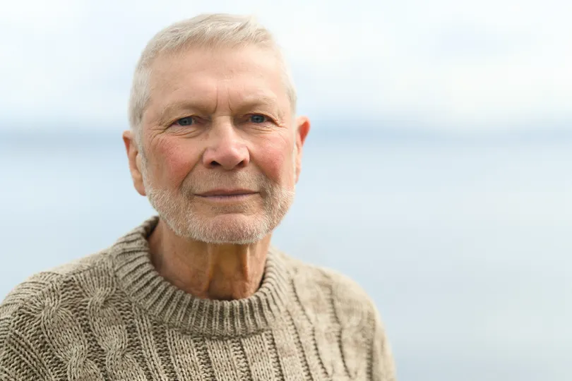 Akasien Begravelsesbyrå - Mann som ser i kameraet